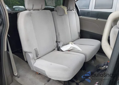 2015 Toyota Sienna Le 8 Passenger z USA, uszkodzony, nr VIN 5TDKK3DC7FS593662